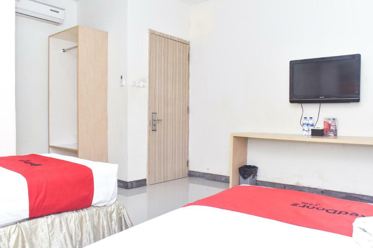 Reddoorz Plus Near Sultan Hasanuddin Airport Макасар Экстерьер фото