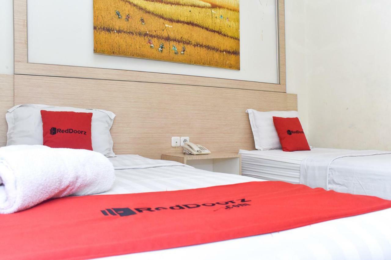 Reddoorz Plus Near Sultan Hasanuddin Airport Макасар Экстерьер фото