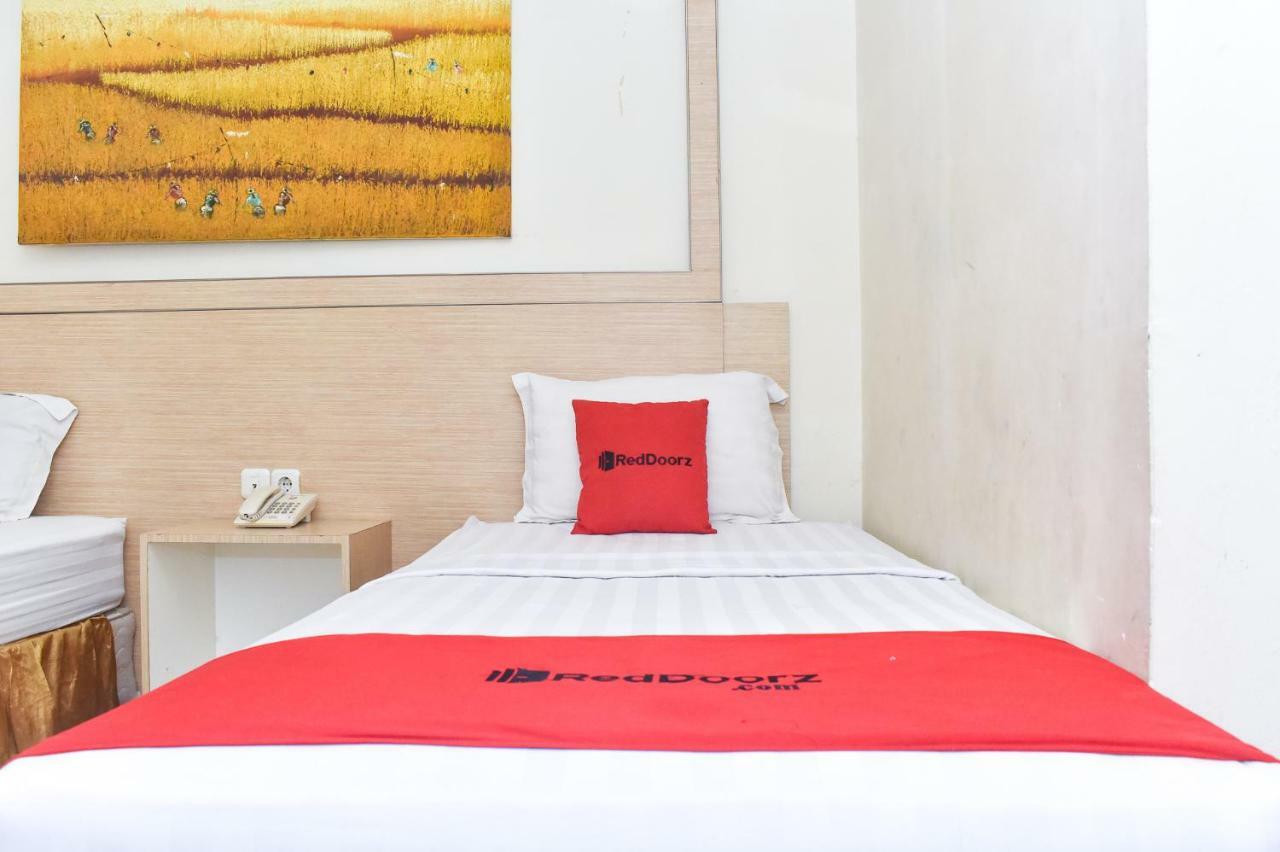 Reddoorz Plus Near Sultan Hasanuddin Airport Макасар Экстерьер фото